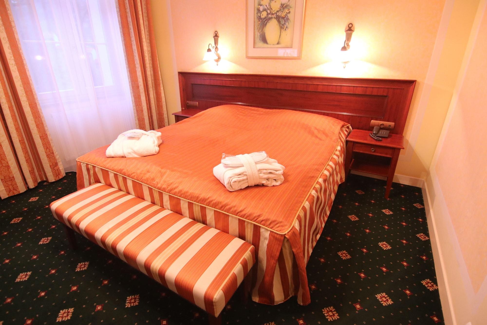 Humboldt Park & Hotel