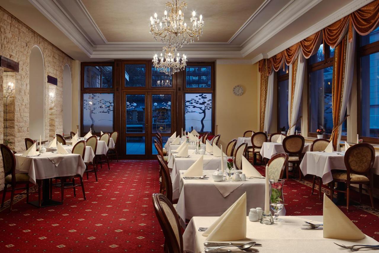 Humboldt Park & Hotel Karlovy Vary