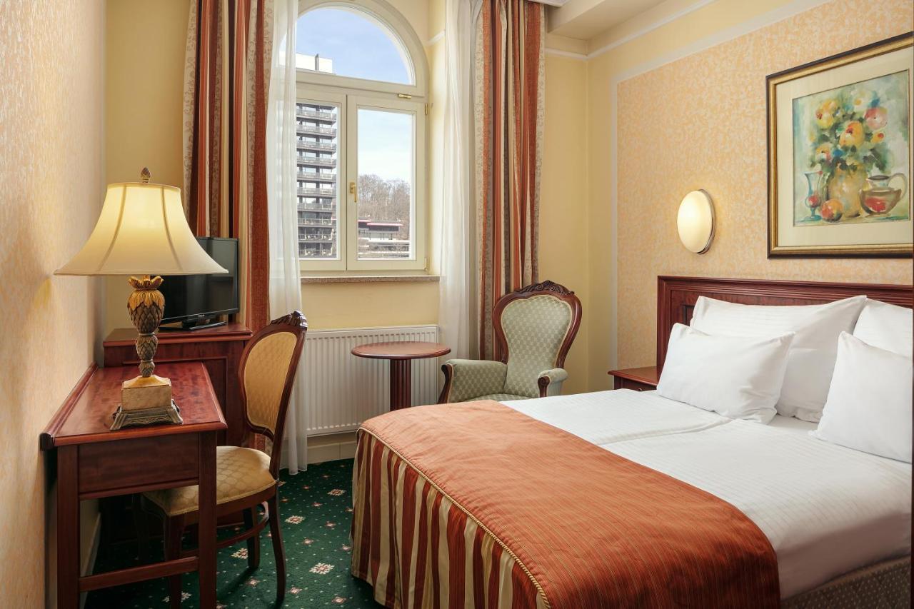 Humboldt Park & Hotel Karlovy Vary